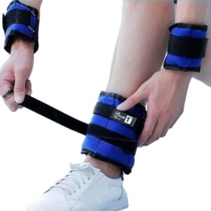 Tobillera de arena de 1 kg color negro con cierre de velcro, ideal para entrenamiento de fuerza en piernas, disponible en Lima, Perú.
