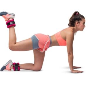 Tobillera de arena de 2kg para ejercicios de piernas, color negro, con cierre de velcro, ideal para entrenamiento de fuerza en casa o al aire libre en Lima, Perú.